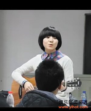 女生自习室送歌 声线酷似王菲长相清新可爱